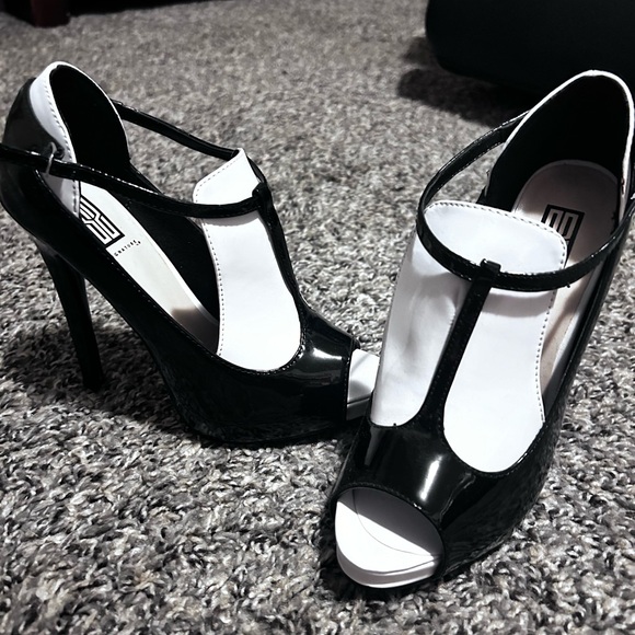 Signature Size 6 black and white heels - Picture 1 of 5